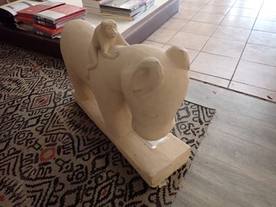 une statue d'éléphant posée par terre dans un salon