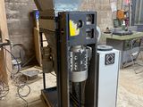 une machine placée au milieu d'une pièce