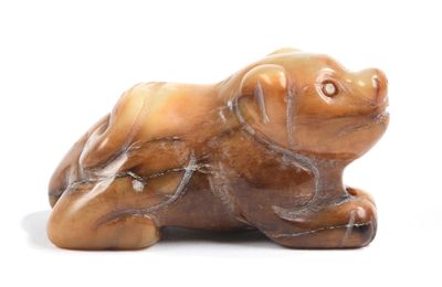 CHINE. Groupe en jade nuancé de brun représentant un ours.