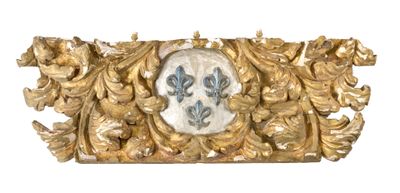 un cadre doré orné d'un crâne