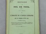 un gros plan d'un livre posé sur une table, sur lequel est accrochée une étiquette