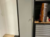 une photo d'un garage avec une armoire à outils et une boîte à outils