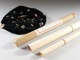 trois bâtonnets en bois posés à côté d'un sac sur une table