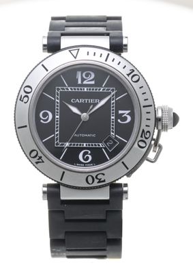 gros plan d'une montre sur fond blanc