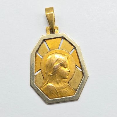 une image représentant une médaille d'or avec le visage d'une femme au centre