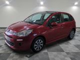 la voiture rouge est garée dans le garage sur un sol en damier