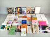 beaucoup de livres sur la table