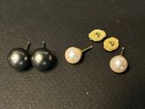 trois paires de boucles d'oreilles en perles et en or posées sur un fond noir