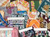 de nombreux modèles de foulards exposés dans un magasin