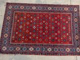 un tapis rouge orné d'un motif bleu et blanc