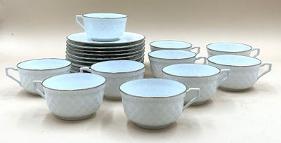 un grand nombre de tasses et de soucoupes sur une table