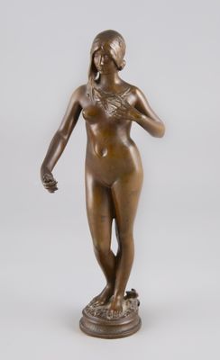 une image représentant une statue en bronze d'une femme sur un socle