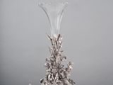 une photo d'un vase argenté posé sur une table blanche