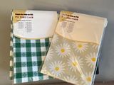 deux feuilles de papier posées sur une table