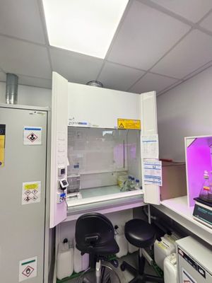 une image représentant un laboratoire avec un ordinateur portable et un écran