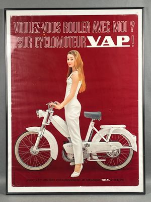 une publicité montrant une moto avec une femme assise dessus