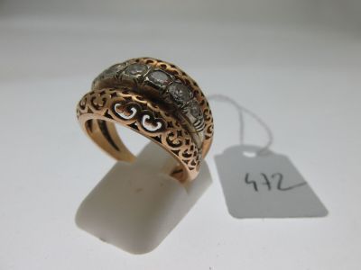 un gros plan d'une bague avec une étiquette posée sur une table