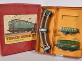 un circuit de train dans une boîte, avec un train sur les rails