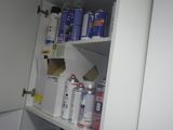 une armoire sur laquelle sont posés des pots et encore des pots de peinture