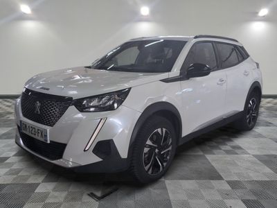 la voiture blanche est garée dans la pièce au sol en damier