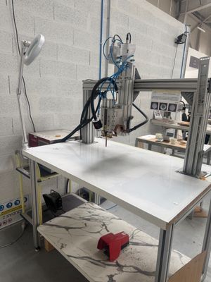 une machine posée sur une table dans une pièce