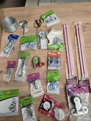 de nombreux objets qui sont posés sur la table, prêts à être utilisés