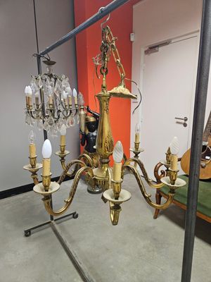 Grand LUSTRE en bronze à huit bras de lumières; fût balustre…