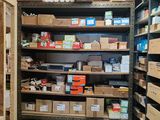 beaucoup de boîtes et de cartons sur les étagères de la pièce