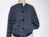 une photo d'un mannequin vêtu d'une veste