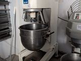 une photo d'une cuisine avec un mixeur et d'autres appareils