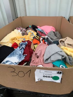 une boîte en carton remplie de vêtements et d'une étiquette de prix