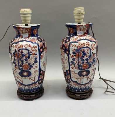 deux vases décorés de fleurs