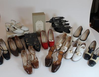 Plusieurs paires de chaussures pour femmes sont alignées sur une table