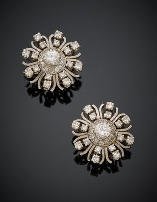 une paire de boucles d'oreilles à clip en diamant