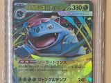 gros plan d'une carte pokemon dans un étui en plastique