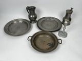 beaucoup d'objets en argent posés sur une table