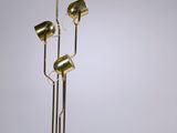 un lampadaire en laiton à cinq lampes, monté sur un socle noir
