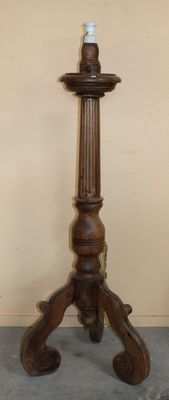 Important lampadaire en chêne mouluré à fût cannelé reposant…