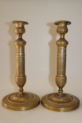 paire de chandeliers anciens en laiton sur fond blanc