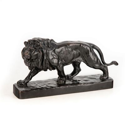 statue de lion sur un socle de marbre sur fond blanc