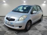 une photo d'une toyota yaris argentée garée dans un garage