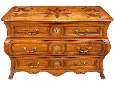 une image représentant une commode en bois ornée d'une étoile sur le dessus