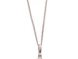 un pendentif en forme de croix en argent avec une chaîne, sur fond blanc