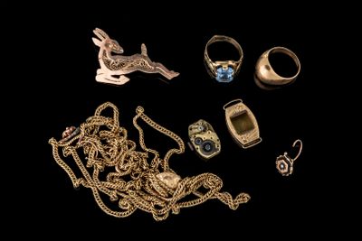 Plusieurs types de bijoux sont présentés sur un fond noir