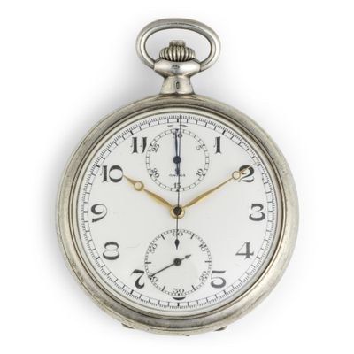 un gros plan d'une montre de poche en argent sur fond blanc