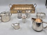beaucoup d'objets en argent posés sur une table