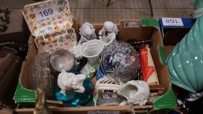 une boîte contenant un assortiment d'articles, exposée dans un magasin