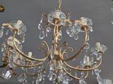un lustre suspendu au plafond d'une pièce