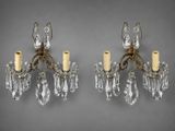 une paire d'appliques anciennes en laiton et cristal