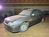 une voiture garée dans un garage avec d'autres voitures